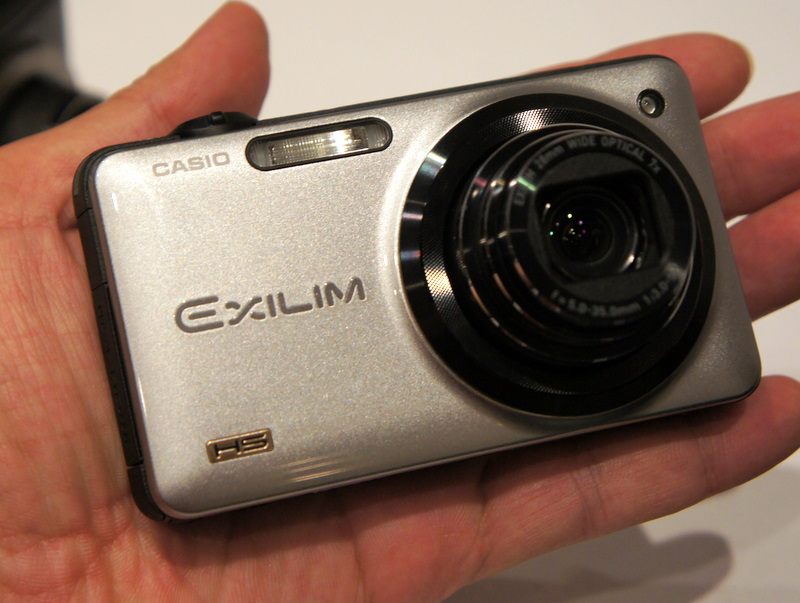 <b>EXILIM EX-ZR10。35mm判換算で28mmスタートの光学7倍ズームレンズを採用する。新機能「HDR ART」を搭載</b>