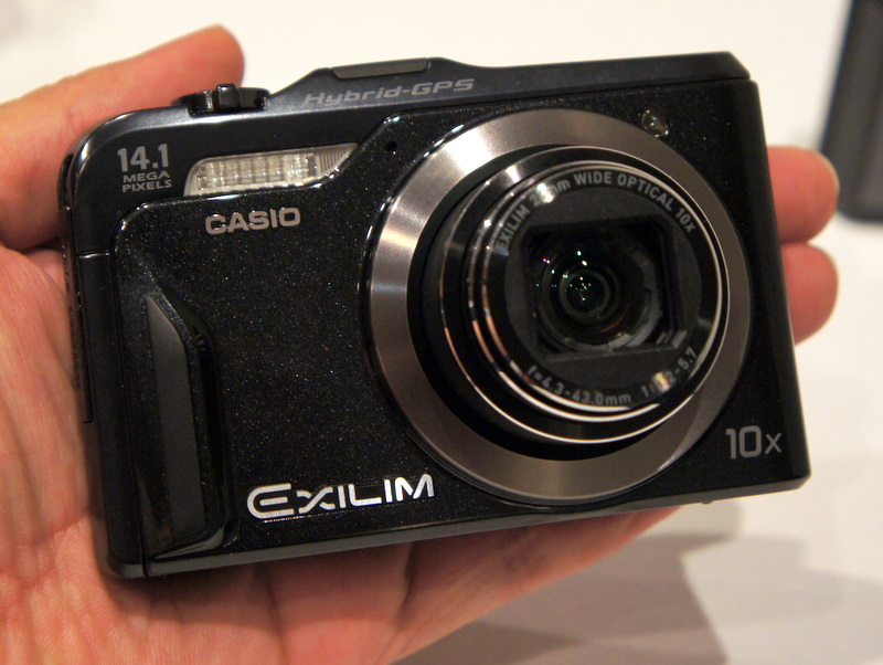 <b>EXILIM Hi-ZOOM EX-H20G。24mmスタートの光学10倍ズームレンズを搭載。GPS機能と簡易マップを内蔵する</b>
