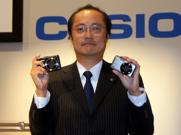 <b>2台のカメラを持つ執行役員QV事業部長の中山仁氏</b>