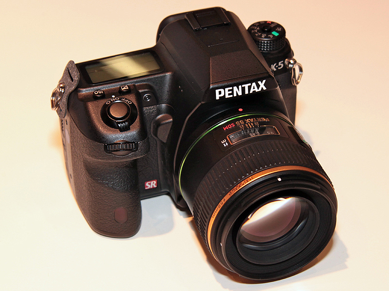 <b>DA★ 55mm F1.4 SDMを装着したところ</b>