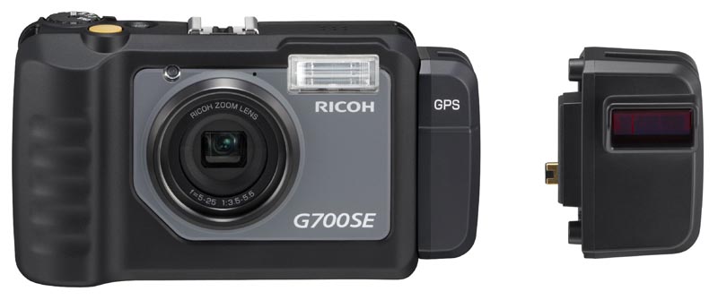 <b>GPSユニットGP-1を装着したGE700SE（左）と、レザーバーコードリーダーユニットBR-1（右）</b>