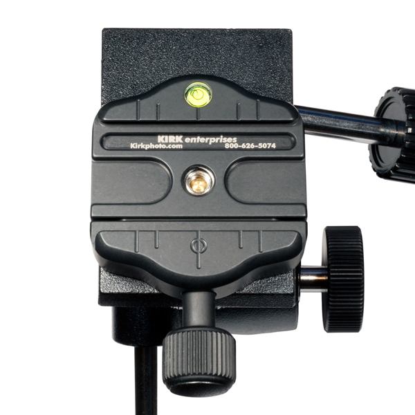 <b>雲台にKIRK製のクランプを装着したところ</b>