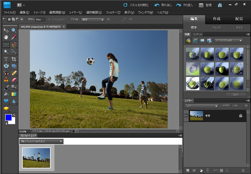 <b>スポット修復ブラシの「コンテンツに応じた修復」を利用すると、背景に写り込んでしまった人影などを除去できる（左が元画像）</b>