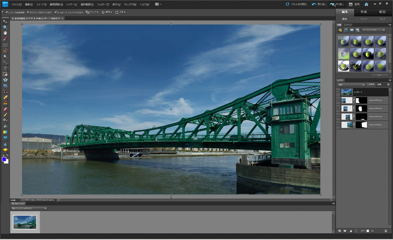 <b>「フォトマージパノラマ」では、パノラマ合成後の空白部分を違和感のないよう自動的に塗りつぶす（左が合成直後）</b>