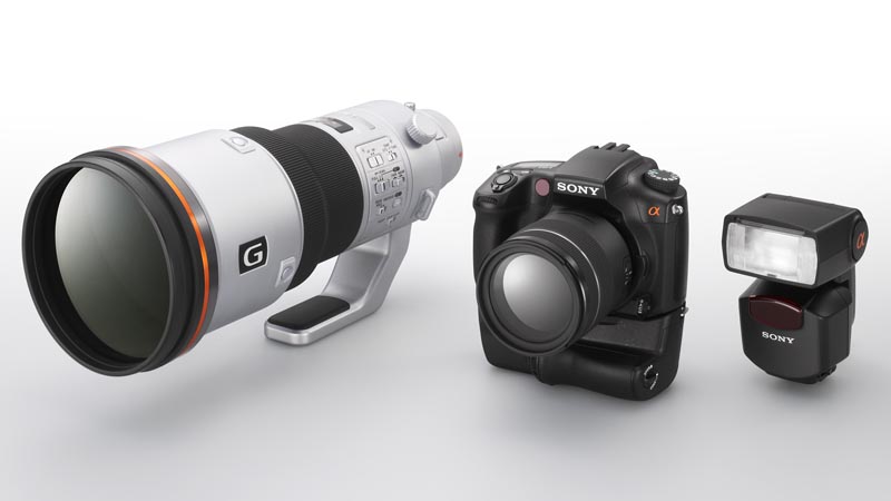 <b>超望遠レンズ（左)、中級機と縦位置グリップの組み合わせ（中央）、ストロボ（右）</b>