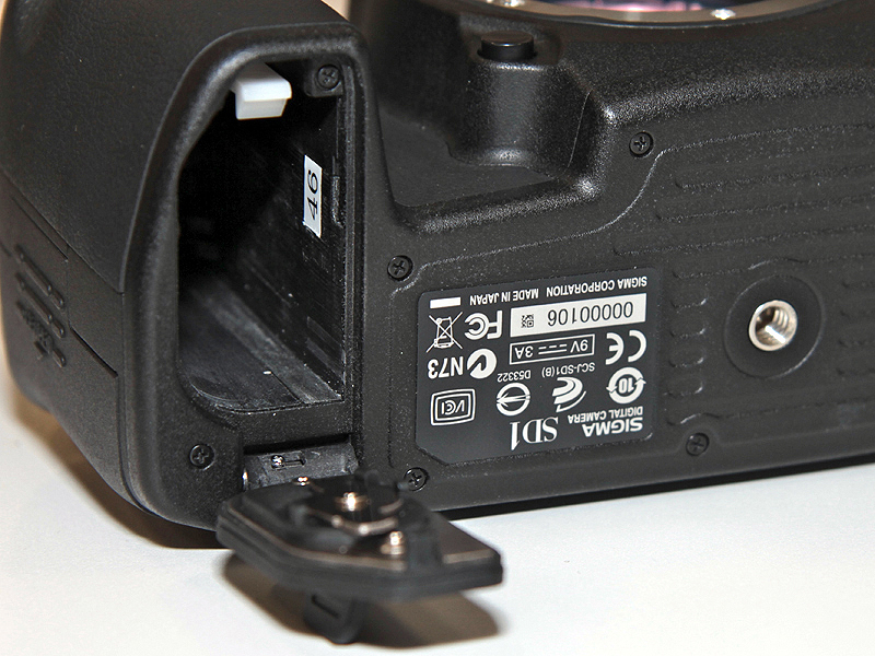 <b>バッテリー室。ゴムのシーリングが見える</b>