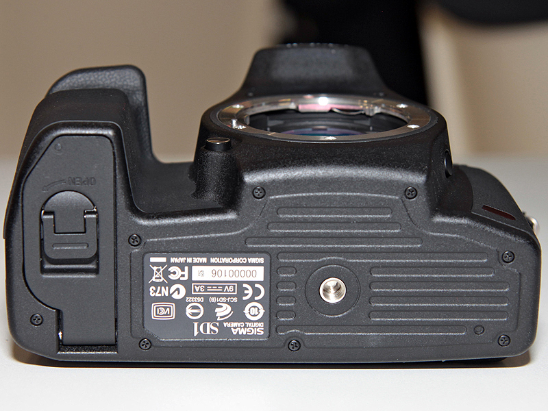 <b>バッテリー室は回転式ロックを採用</b>