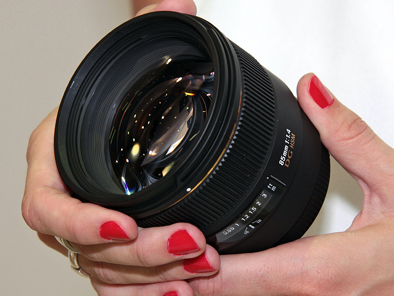 <b>こちらは、24日にキヤノン用が発売になる85mm F1.4 EX DG HSM</b>