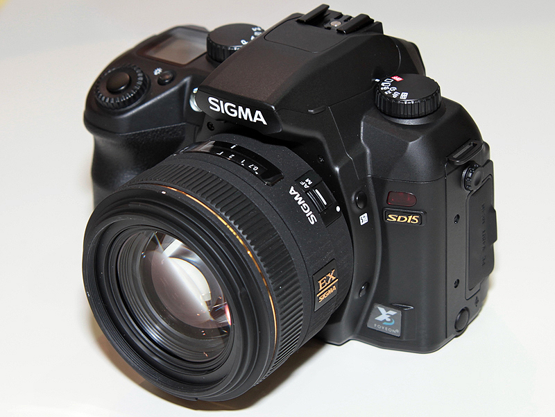 <b>6月に発売済みのSD15を手に取る来場者も多かった</b>