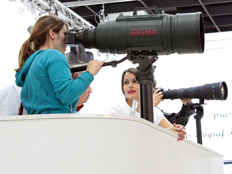 <b>シグマブースでは恒例となっているAPO 200-500mm F2.8/400-1000mm F5.6 EX DGの体験コーナーも人気</b>