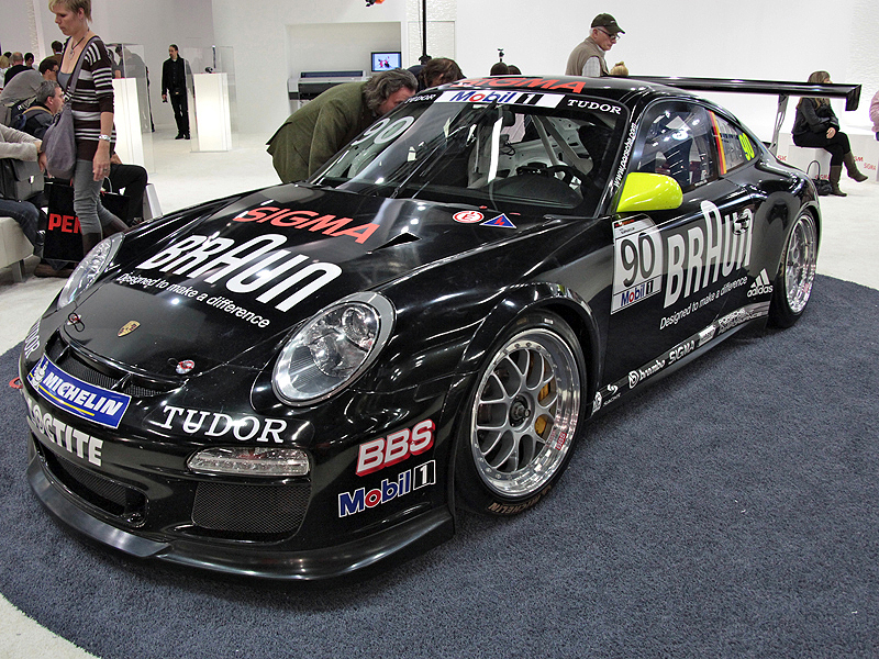 <b>ブース内にはシグマの現地法人がスポンサーになっているレースチームの自動車が展示してあった</b>