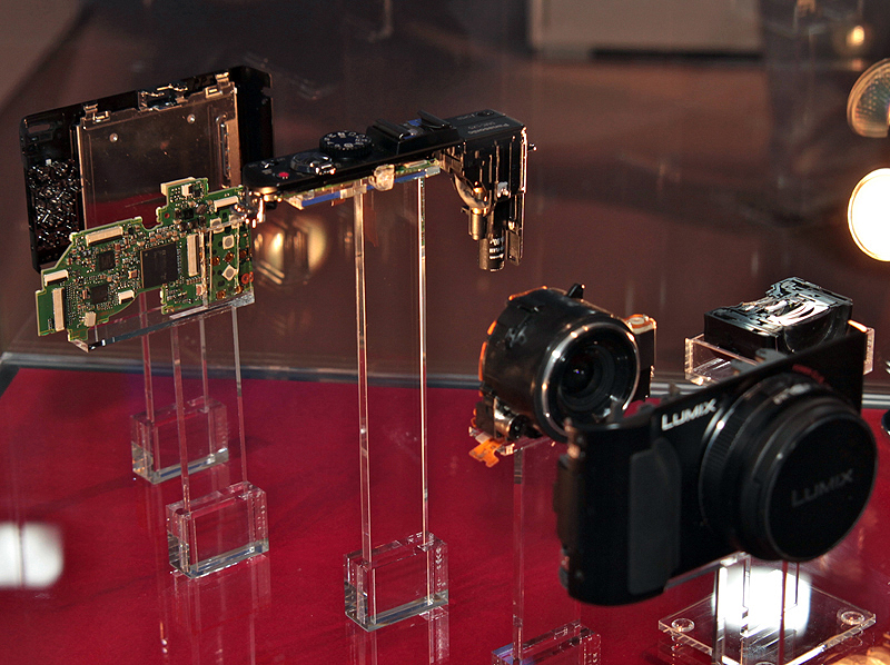 <b>LUMIX DMC-LX5と分解モデル</b>