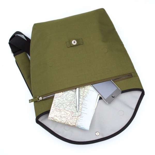 <b>収納部の外側にもポケットを持つ</b>