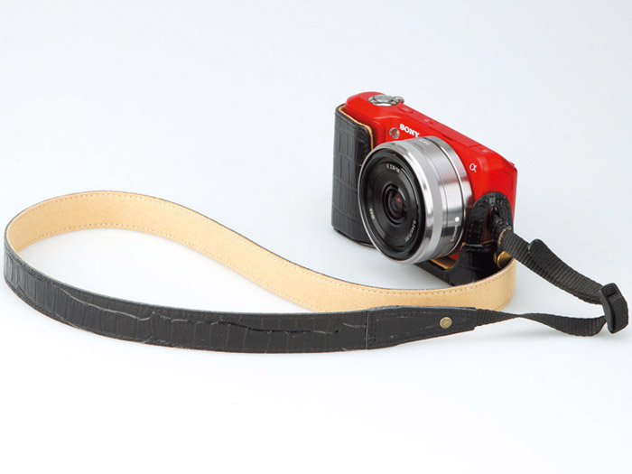 <b>NEX-3のレッドに装着したところ（左がブラック、右がホワイト）</b>