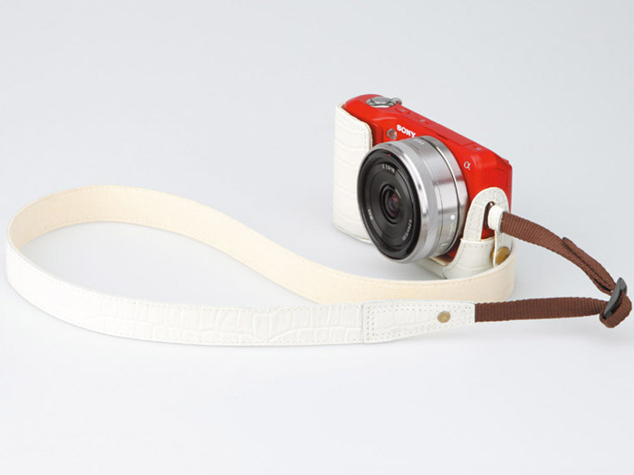 <b>NEX-3のレッドに装着したところ（左がブラック、右がホワイト）</b>