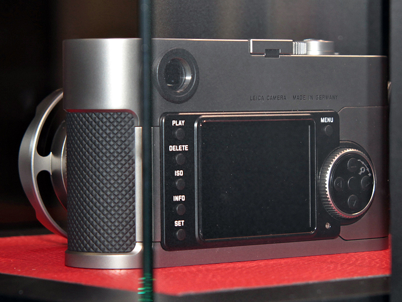 <b>チタンのズミルックスM f1.4/35mm ASPH.を装着したM9チタン</b>