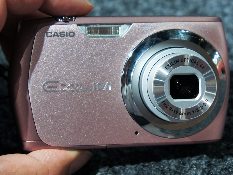 <b>欧州で発売したばかりの新製品のデジカメも展示。こちらはEXILIM ZOOM EX-Z350。1,210万画素の1/2.3型CCD、光学4倍ズームレンズ、2.7型23万ドットの液晶モニターを搭載</b>