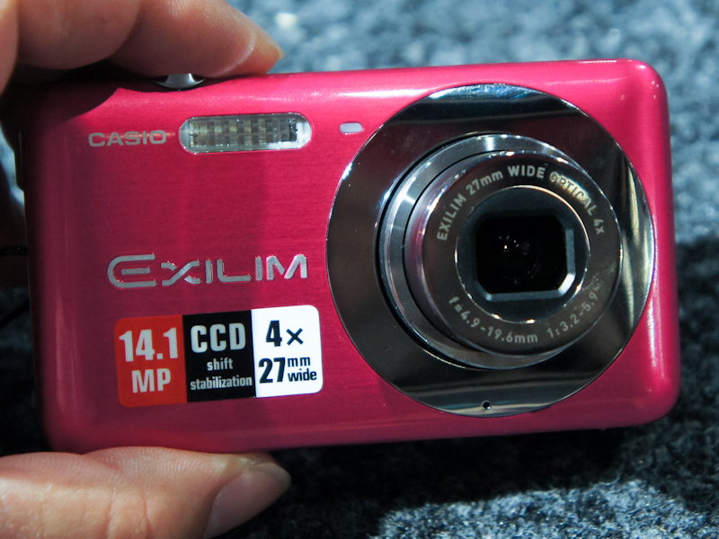 <b>EXILIM ZOOM EX-Z800。日本では「女子カメ」の愛称で9月に発売済み。1/2.3型の有効1,410万画素CCDを採用。レンズは光学4倍ズームレンズ。液晶モニターは2.7型23万ドット</b>