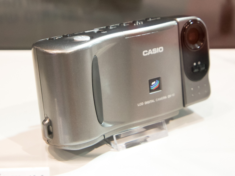 <b>さらに同社のデジカメの歴史を振り返るコーナーも。写真のQV-10をはじめ、懐かしい製品が並んでいた</b>