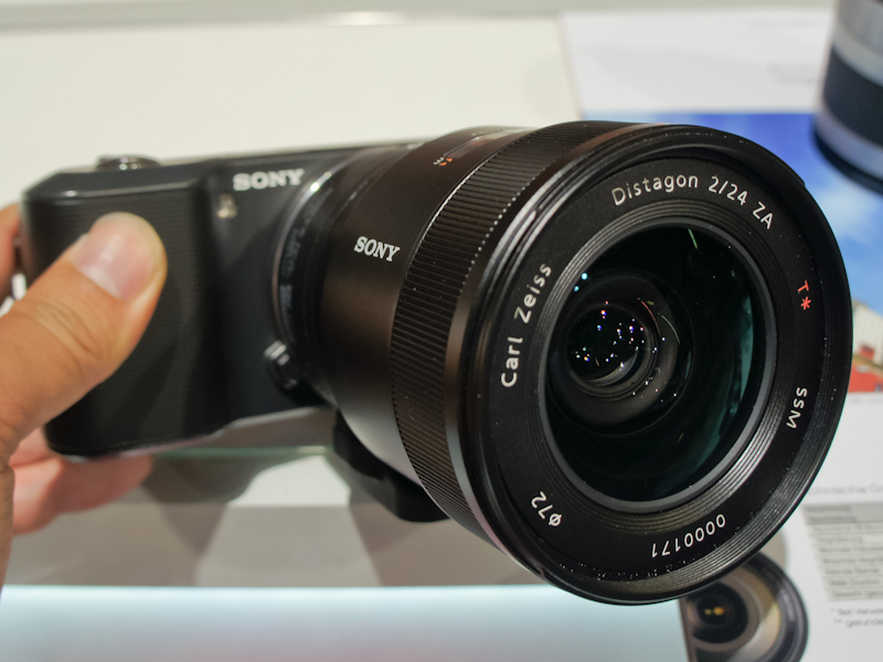 <b>Distagon T* 24mm F2 ZA SSMを装着したNEX-3</b>