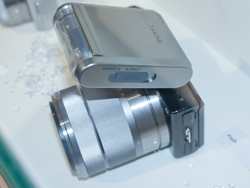 <b>バウンス発光にも対応する。現行NEX-5およびNEX-3に付属するストロボよりも大型になるようだ</b>