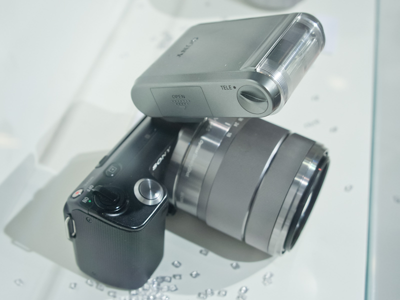 <b>バウンス発光にも対応する。現行NEX-5およびNEX-3に付属するストロボよりも大型になるようだ</b>