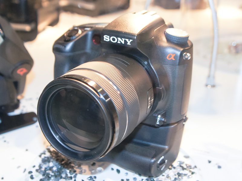 <b>Aマウント採用のアドバンスモデル。型番も不明だが、α55の1つ上のクラスになる</b>