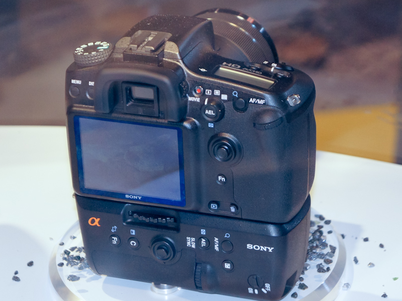 <b>Aマウント採用のアドバンスモデル。型番も不明だが、α55の1つ上のクラスになる</b>