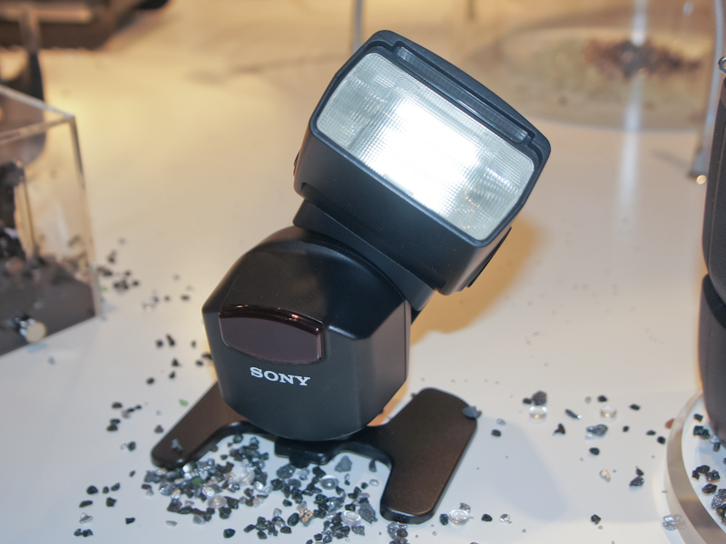 <b>クリップオンストロボの新モデルも。現行フラッグシップのHVL-F58AMに近い機構を持つようだ</b>
