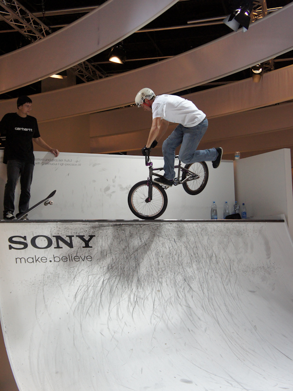 <b>α55の連写速度をアピールするべく、ブース内に用意されたハーフパイプ</b>