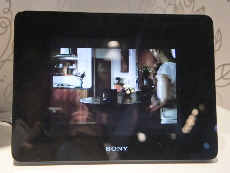 <b>こちらは8インチモデルのDPF-D830。アスペクト比は4：3、解像度は800×600ピクセルで、1：500、250cd/平方m。動画再生はできないが、RAW画像の表示は可能だ</b>