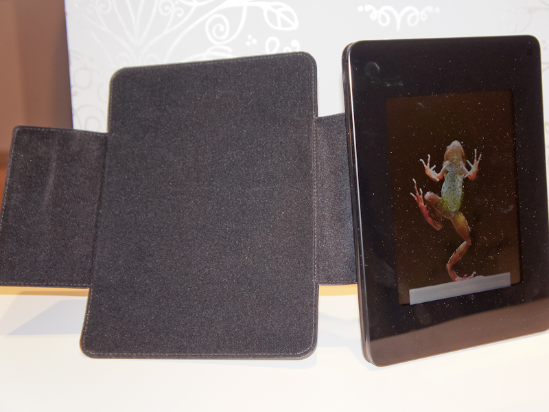 <b>こちらは8インチモデルのDPF-D830。アスペクト比は4：3、解像度は800×600ピクセルで、1：500、250cd/平方m。動画再生はできないが、RAW画像の表示は可能だ</b>