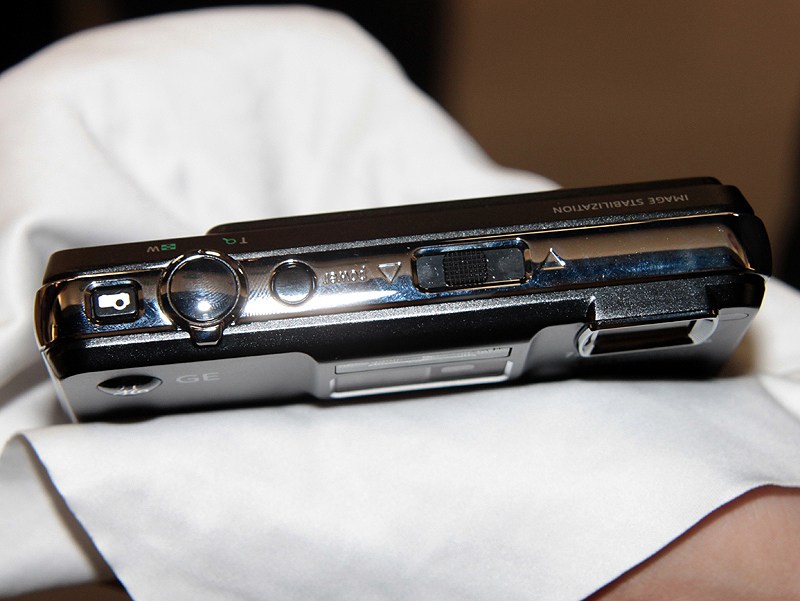 <b>上面にプロジェクターのフォーカス調整用スライドスイッチを備える</b>