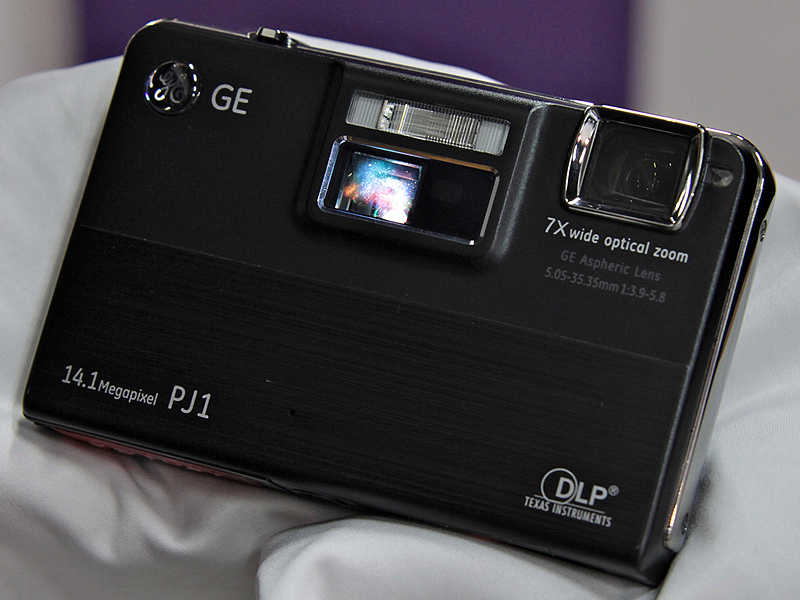 <b>プロジェクターをONにしたところ。ストロボ下部から光を出す</b>