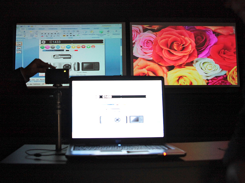 <b>手前のPCと接続したところ。プレゼンテーションのアイテムとしても利用できるとする</b>