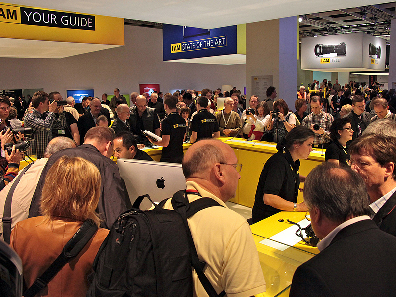 <b>デジタル一眼レフカメラのタッチアンドトライコーナーには多くの来場者が詰めかけた</b>