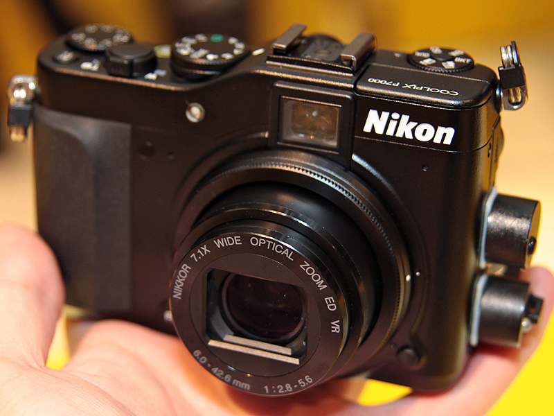<b>COOLPIX P7000</b>