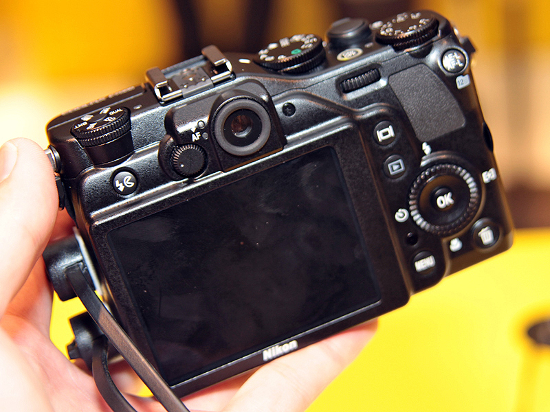 <b>COOLPIX P7000</b>