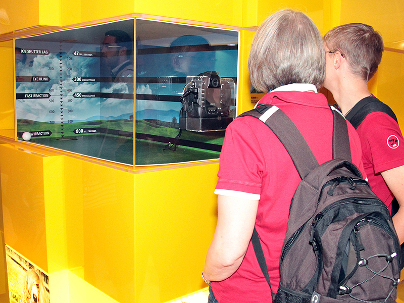 <b>上から落ちてくるゴルフボールを「D3S」で撮影してシャッタータイムラグの短さを体験できるコーナー</b>