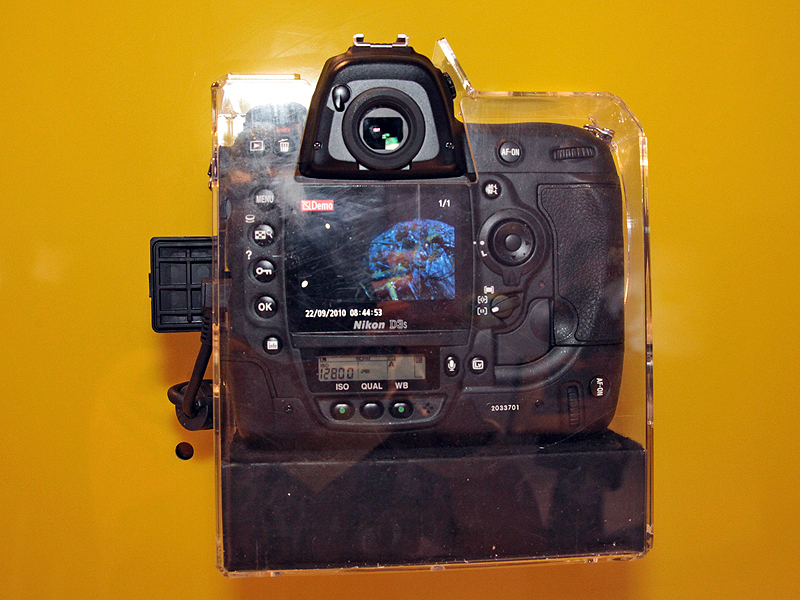 <b>こちらは、ほとんど光のない箱の内部を高感度で撮影するデモ</b>