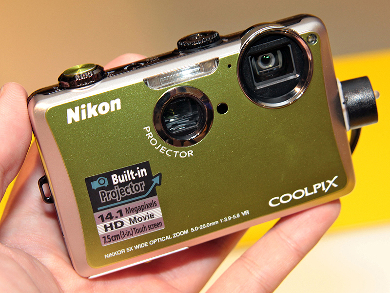 <b>新製品のプロジェクター内蔵デジタルカメラ「COOLPIX S1100pj」では、国内では未発表のグリーンもあった</b>