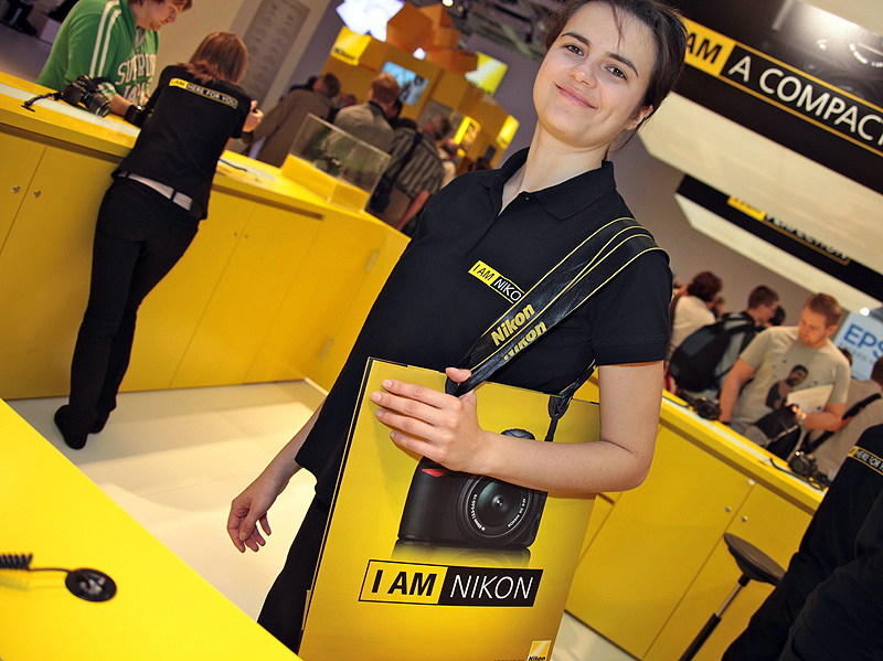 <b>ブースでは、カメラのストラップをイメージした取っ手の紙袋を配布しており人気だった</b>