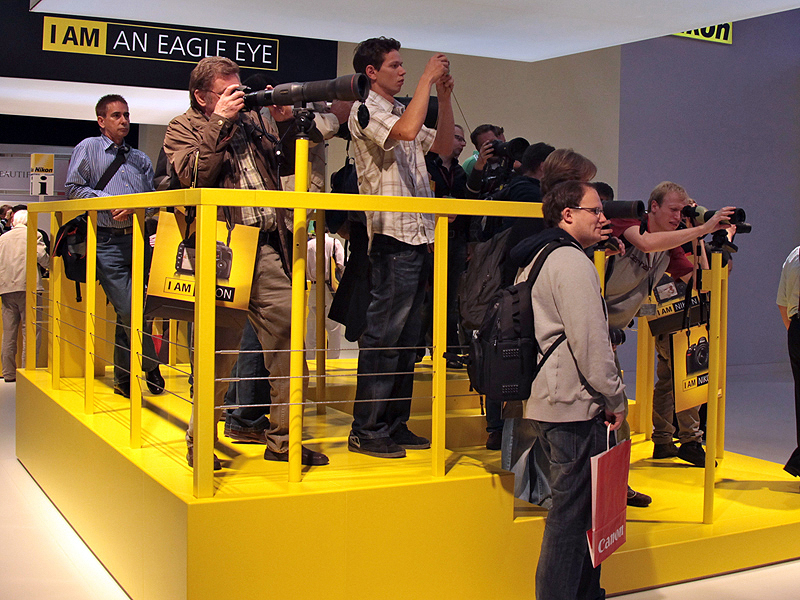 <b>超望遠レンズのコーナーも多くの人が試していた</b>