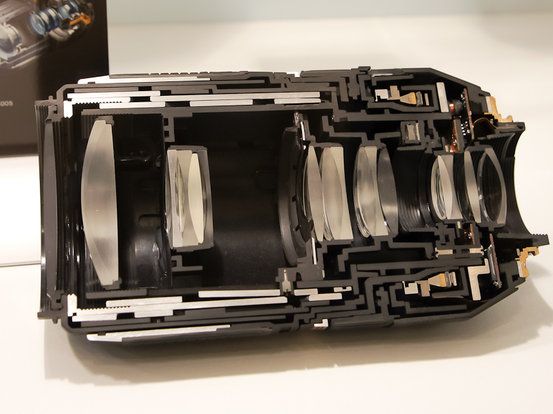 <b>最新のSP 70-300mm F4-5.6 Di VC USDのカットモデルも展示していた</b>