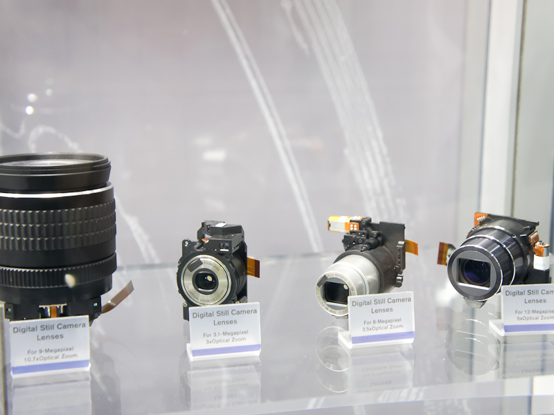 <b>OEMで提供していたコンパクトデジカメ用レンズ。左端には一眼レフ用レンズもある</b>