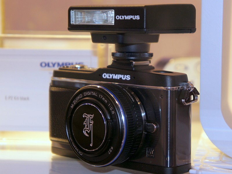 <b>ブラックモデルのM.ZUIKO DIGITAL 17mm F2.8。国内での販売については検討中という</b>