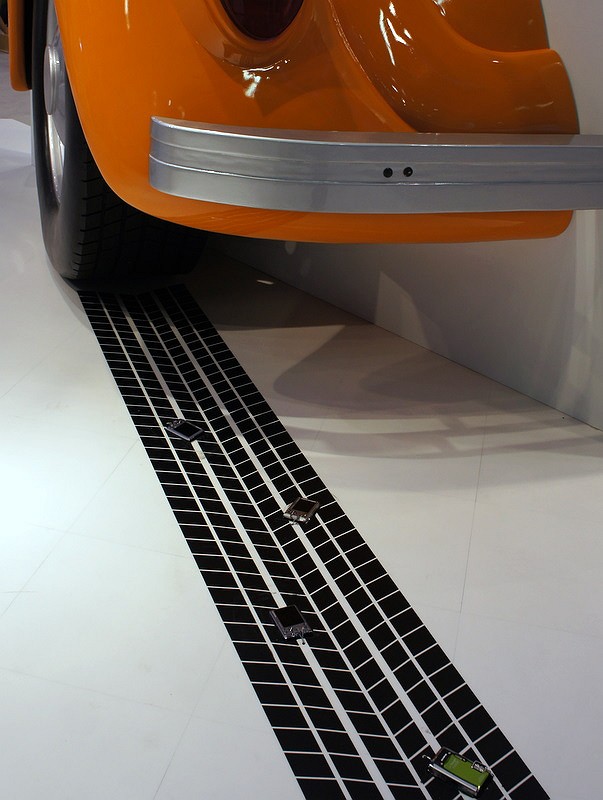 <b>巨大な車のオブジェクトに轢かれたというイメージの展示</b>