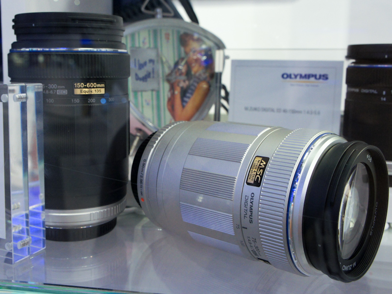 <b>M.ZUIKO DIGITAL ED 75-300mm F4.8-6.7はケース内の展示のみ</b>