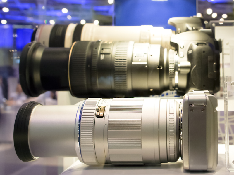 <b>他社の600mm相当クラスのレンズと比較して、小型軽量をアピールする展示</b>