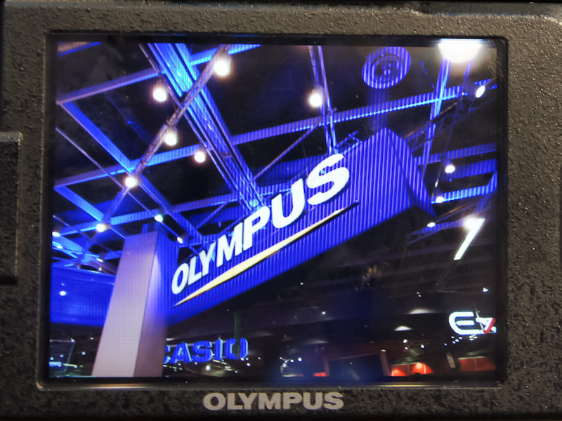 <b>実際に通常撮影（左）とドラマチックトーン（右）で取り比べたところ。ブース内の撮影を背面液晶モニターに映したので効果は分かりづらいが、暗部が明るくなり、HDRのような独特の雰囲気になる</b>